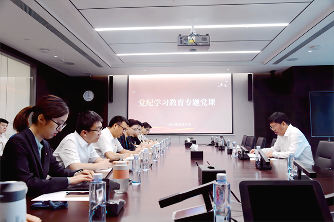 中国南宫NG28 党委委员、总会计师刘显清为研究生院党总支讲授党纪学习教育专题党课